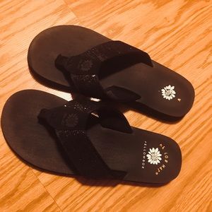 Black yellow box flip flops 7.5